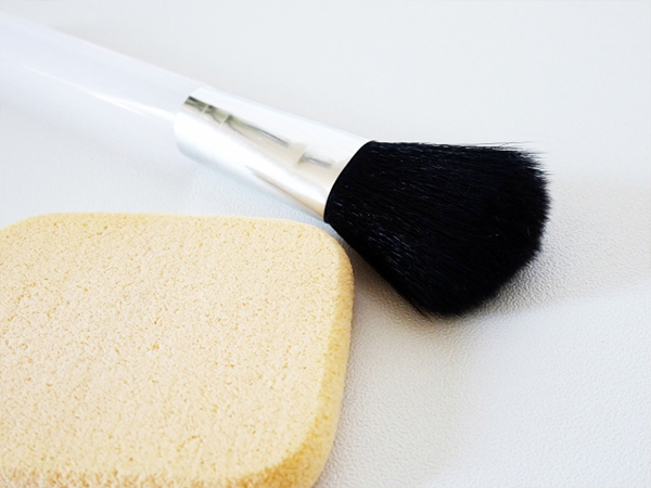 為了延長化妝品的保存期限而保持刷具及粉撲乾淨